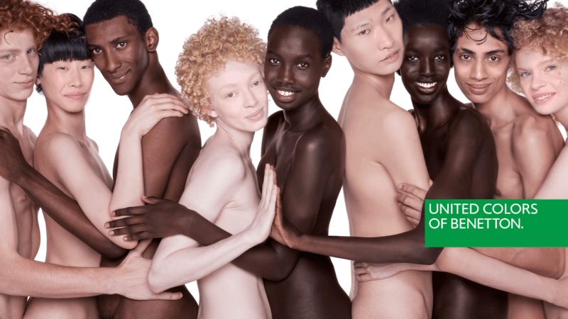 Propaganda da Benetton, feita por Oliviero Toscani, mostrando diversidade de cores e gêneros.